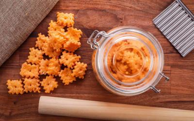 Super Quick and Easy Cheesy Crackers